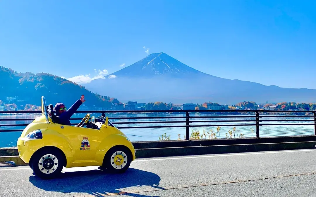 Mini coches Choro-Q en el lago Kawaguchi — Fujiyoshida