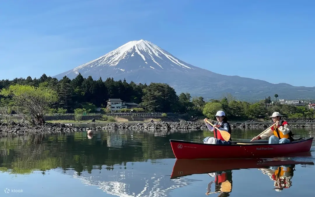 Canoa canadiense en el lago Kawaguchi — Fujiyoshida
