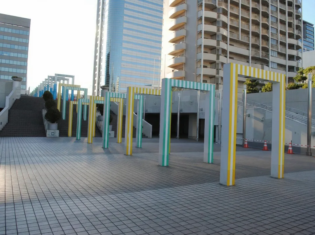 Estructura de Arte '25 Porticos' — foto real