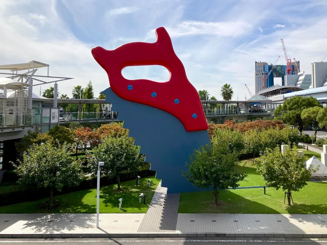 Escultura 'Saw, Sawing' (Evolución de Lillymon) — foto real