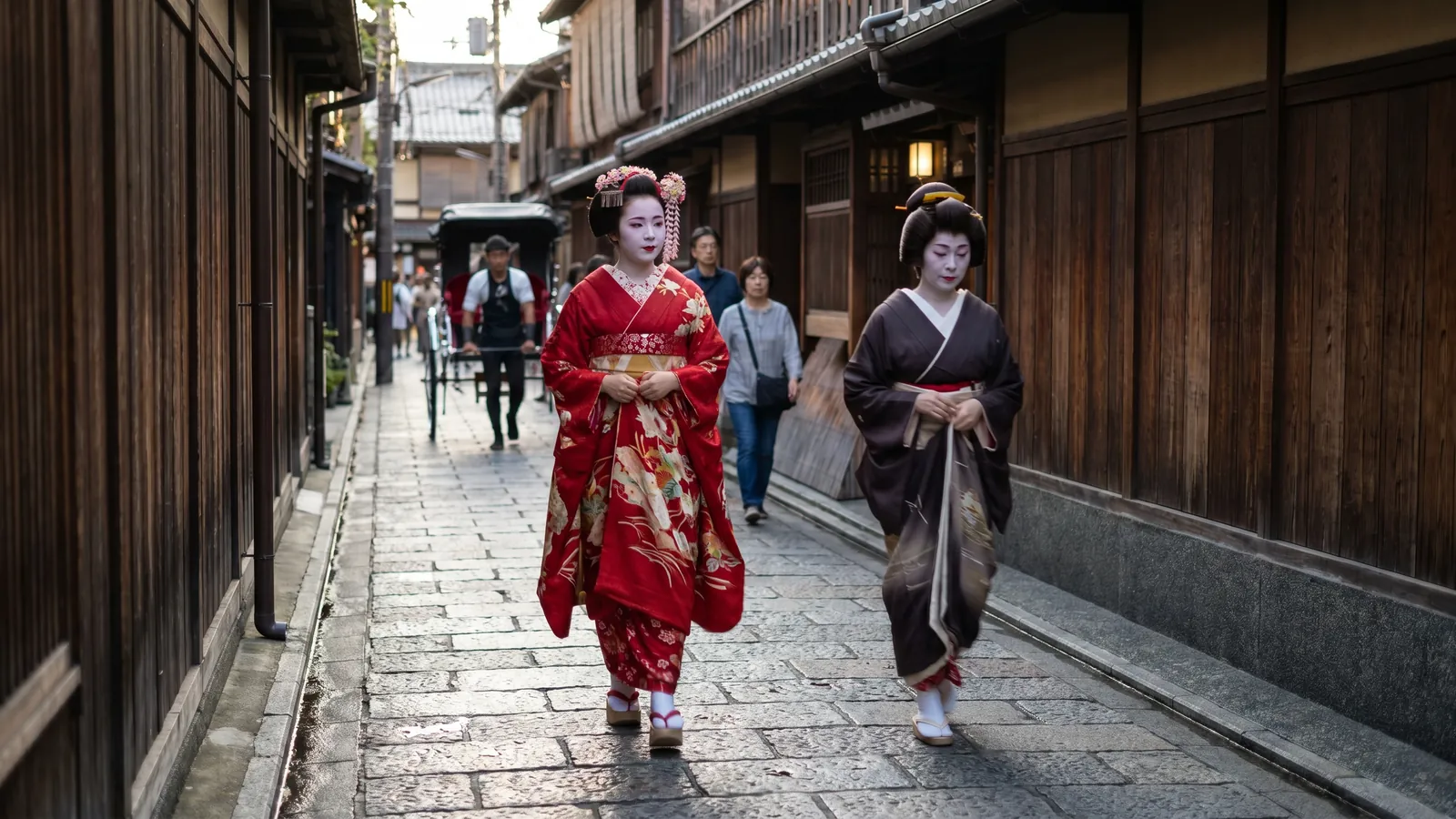 Cómo distinguir entre maikos y geishas: guía visual