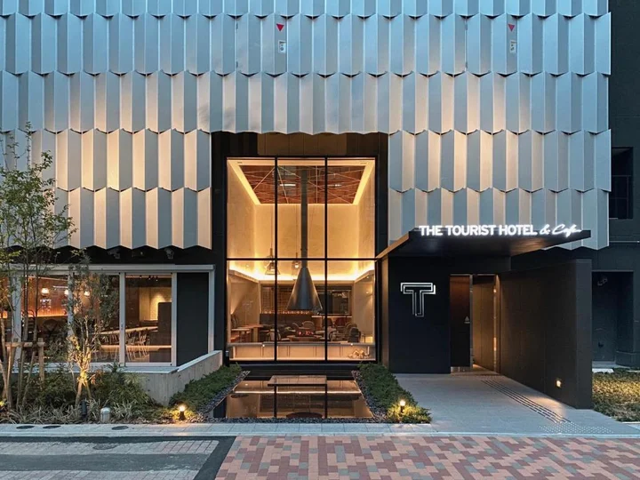 Tourist Hotel & Cafe — Akihabara, Tokio